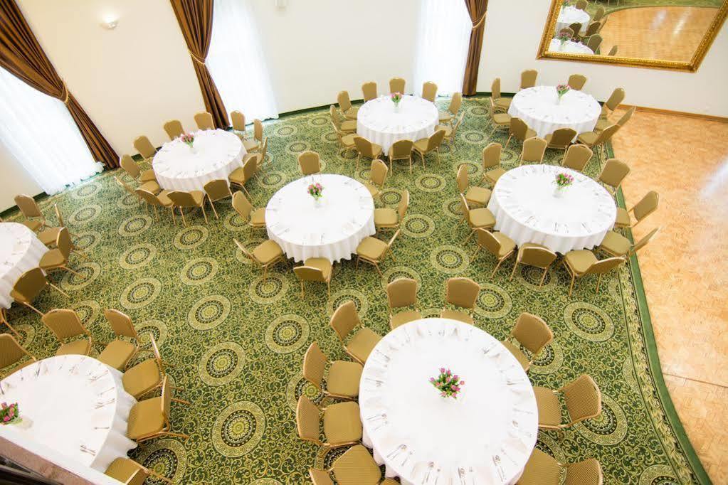 Centrum Konferencyjno-Apartamentowe Mrowka Varšava Exteriér fotografie